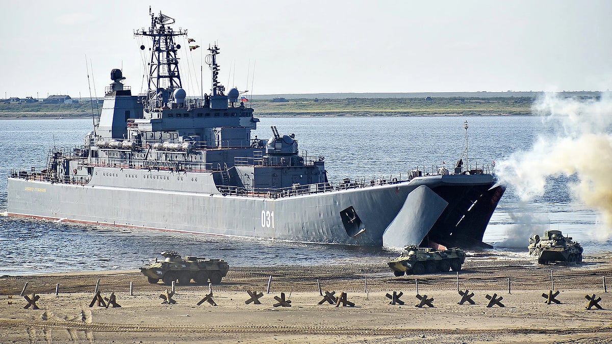 Russian warships in the Black Sea | Twitter/@ZHUKOVZZ