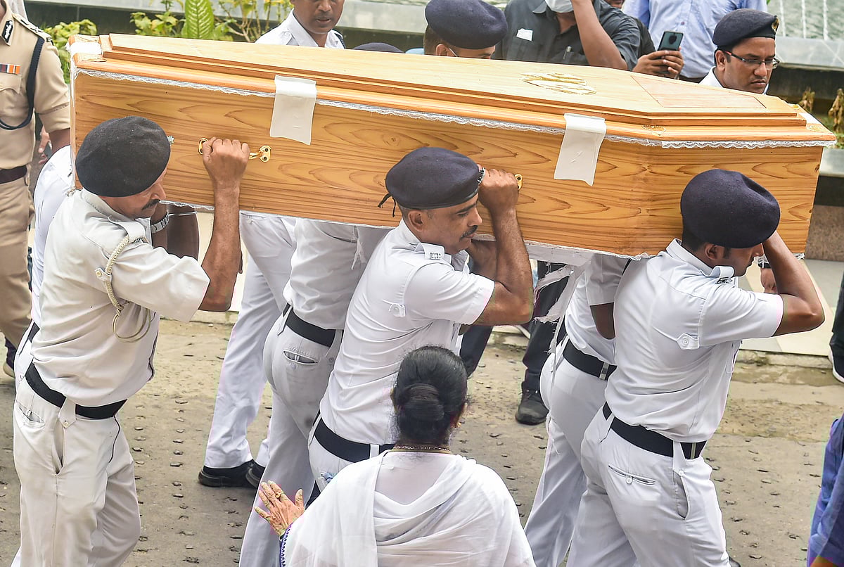 Kolkata: West Bengal Chief Minister Mamata Banerjee looks on as police personnel carry the mortal remains of Bollywood playback singer Krishnakumar Kunnath, popularly known as KK, during a ceremony to pay tribute to KK, at Rabindra Sadan in Kolkata, Wednesday, June 1, 2022.  | PTI Photo/Swapan Mahapatra)