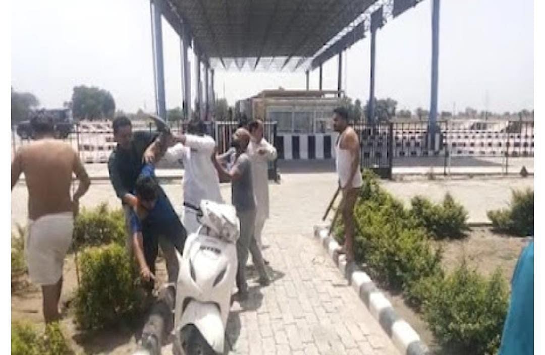 Ashta: BJP leader, toll plaza employees engage in scuffle