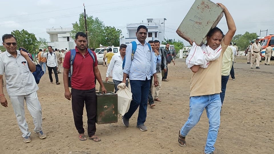 Khargone: Polling parties welcomed with music, garlands