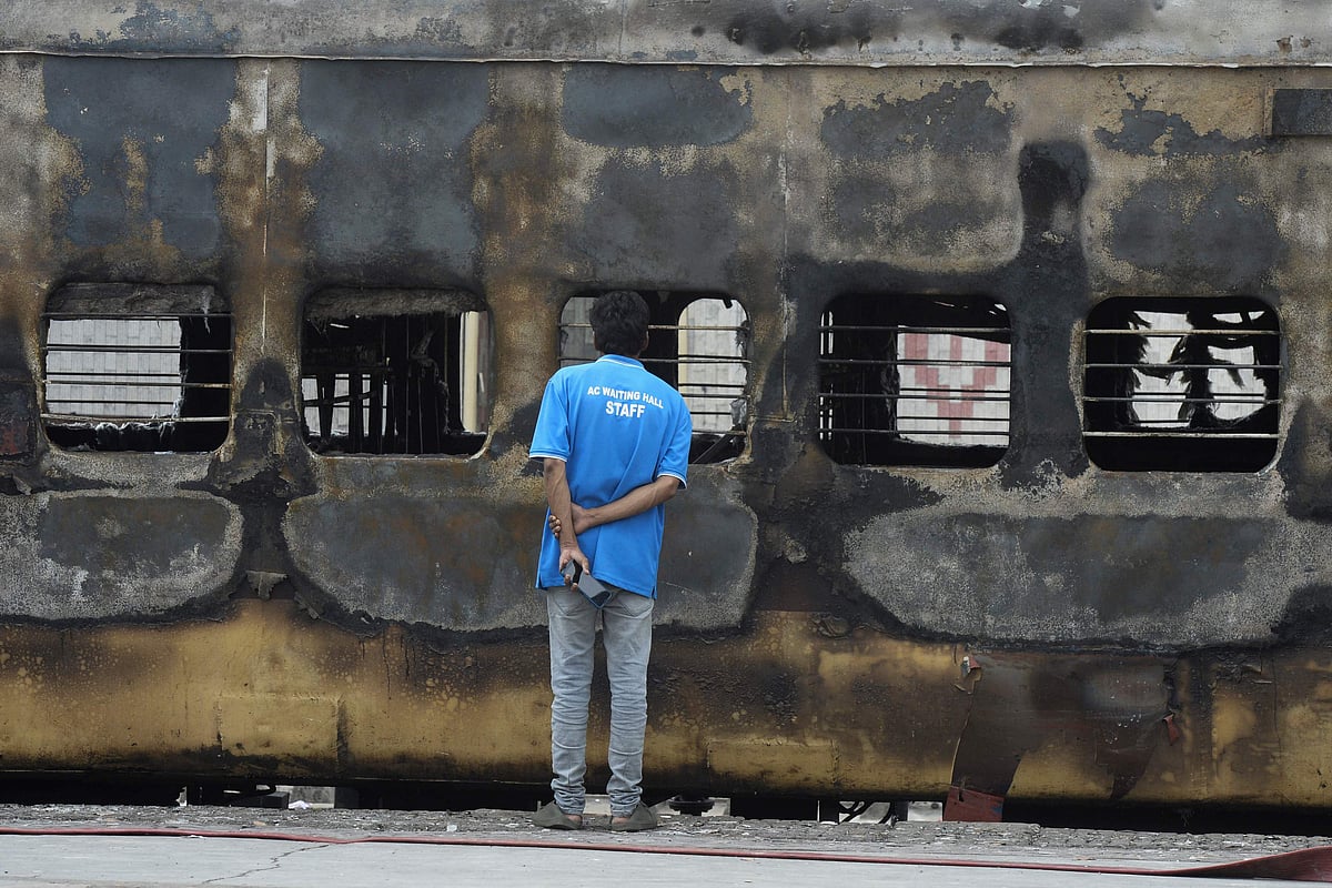 Agnipath protests: Train coach torched, buses vandalised, police outpost set afire in Uttar Pradesh cities 