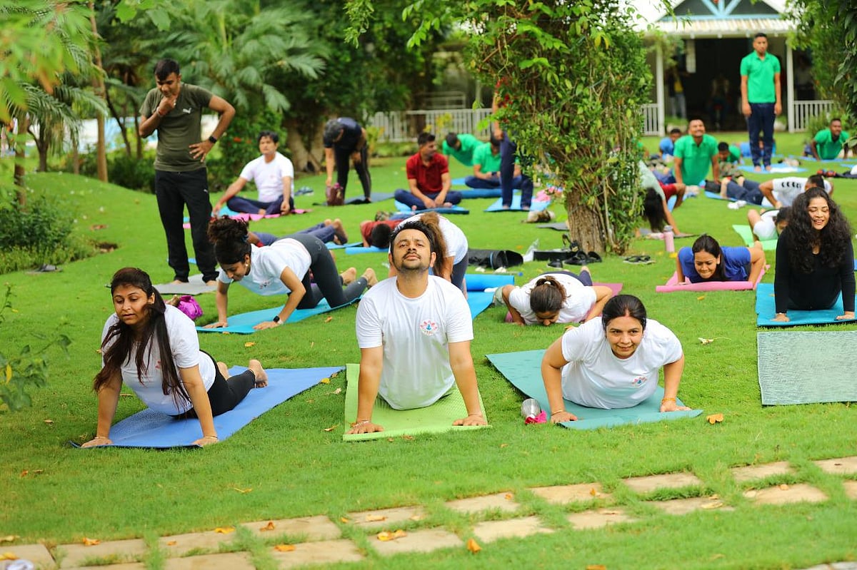 Bhopal: 300 perform yoga for 90 min to tunes of live band