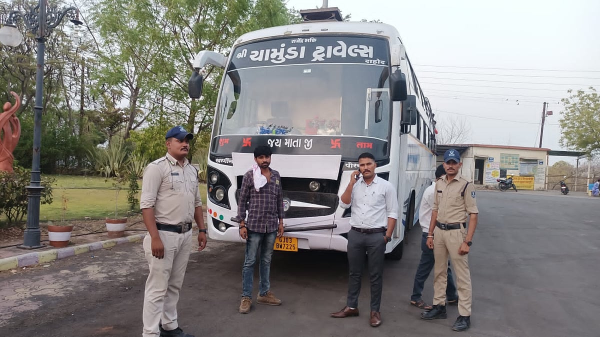 Barwani: SDM seize private bus for violating tourist permit norms