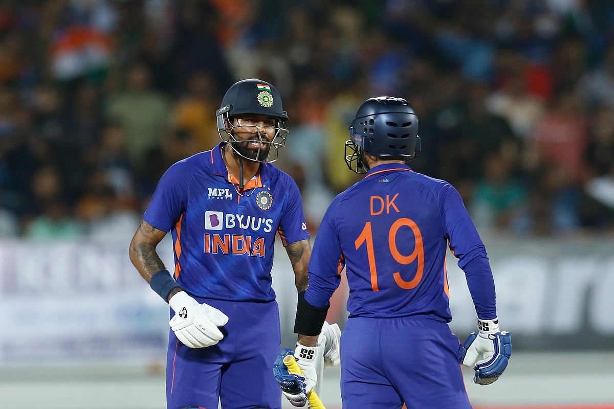 Hardik Pandya (L) and Dinesh Karthik during the 4th T20 I against South Africa  | 