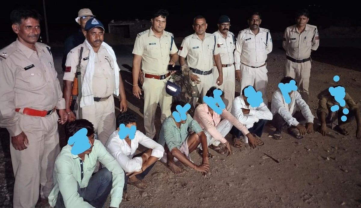 Sendhwa: 8 serial criminals held, illicit liquor seized