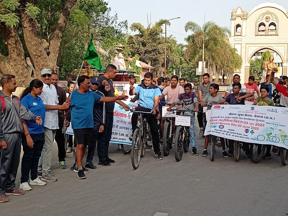 Dewas: Cycle rally held on World Bicycle Day 