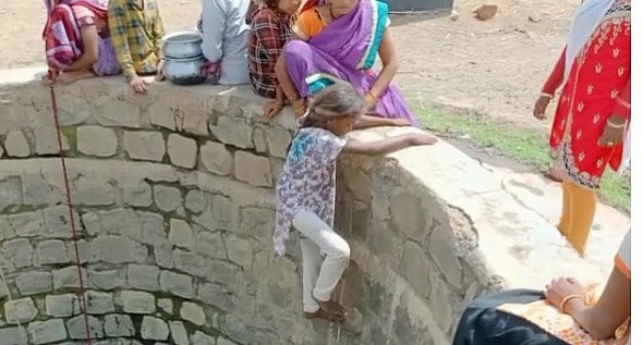 Dindori: Women go down into 30-feet well to fetch water in parched MP village