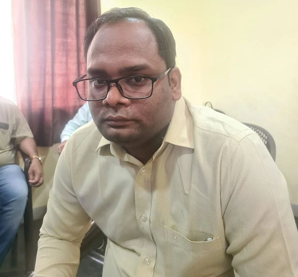 Sanawad: Lokayukta team catches block medical officer accepting bribe