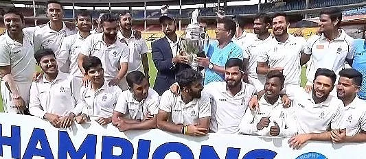 MP coach Chandrakant Pandit (R) with the Ranji Trophy   | 