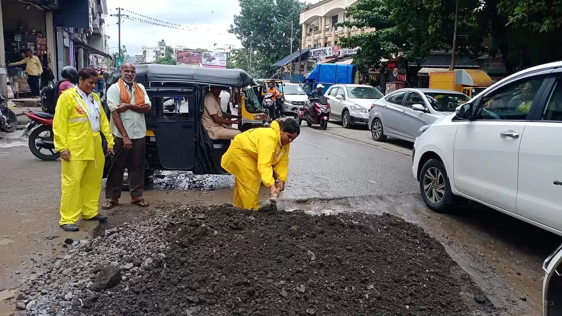 Navi Mumbai: Women traffic cops fill craters at Uran Naka, receive applause