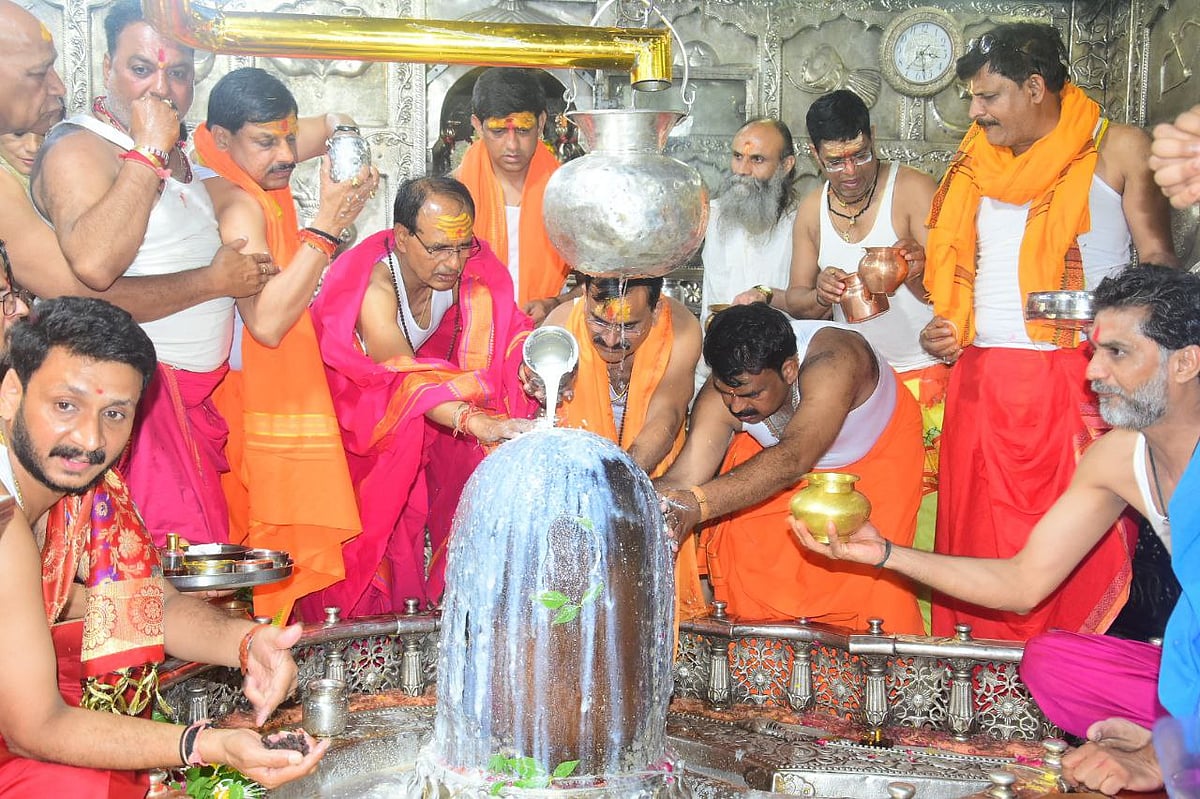 CM, BJP president, party’s mayoral candidate from Ujjain and Indore perform pujan-abhishek of the Mahakal Jyotirlingam, in Ujjain on Wednesday. 