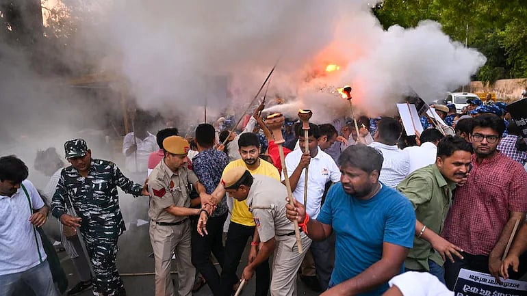 Agnipath protests live updates: Rajnath Singh holds meeting with Navy, IAF chief