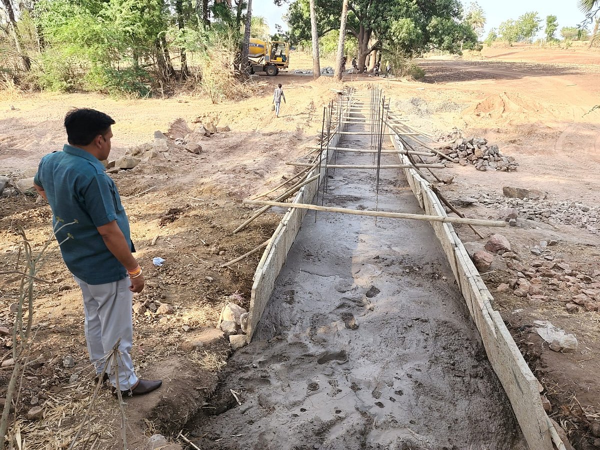 Alirajpur: MLA Patel questions quality of construction work done by Rural Engineering Services