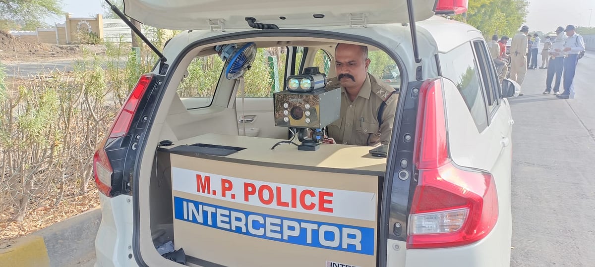 Indore: Auto-driver caught using
wrong number plate