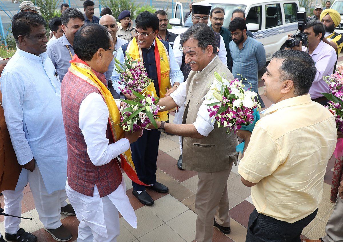 CM Shivraj Singh Chouhan welcomes Union health minister Mansukh Mandaviya at state hanger on Sunday