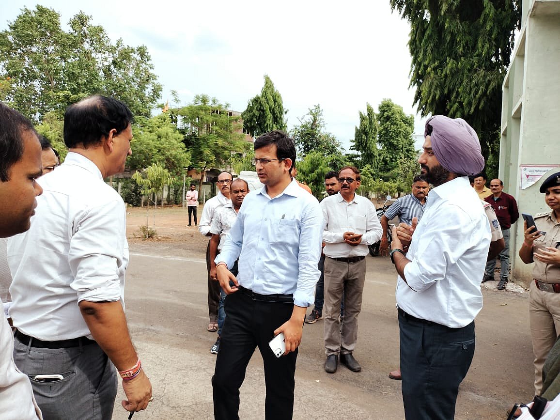 Narmadapuram: Collector, SP inspects poll preparations