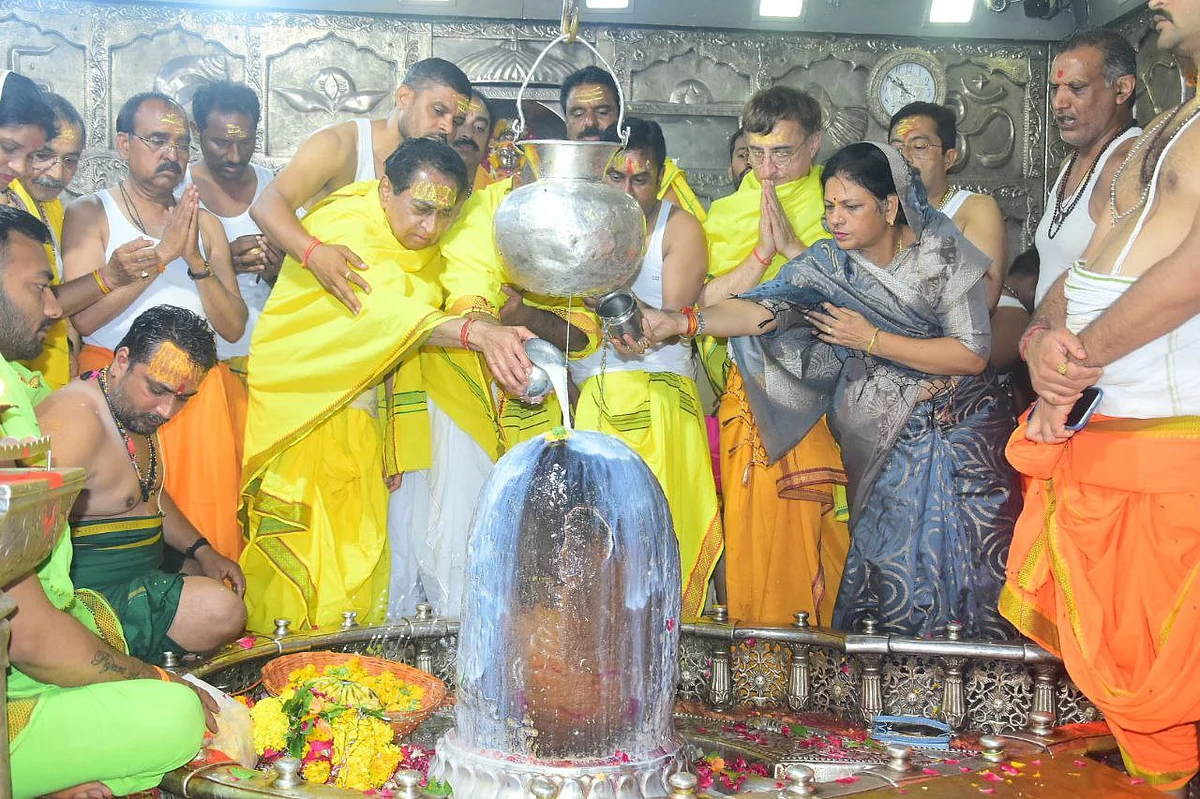 Kamal Nath and others perform abhishek of Mahakaleshwar Jyotirlingam.