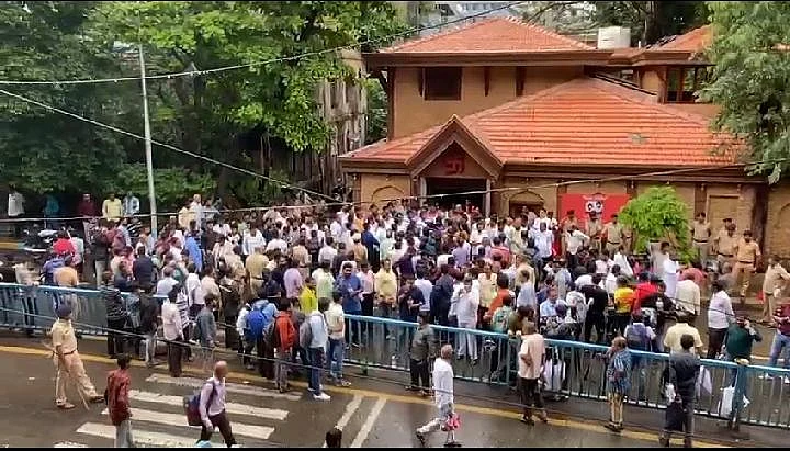 Eknath Shinde supporters outside Anand Ashram at Tembhi Naka in Thane | Prashant Narvekar
