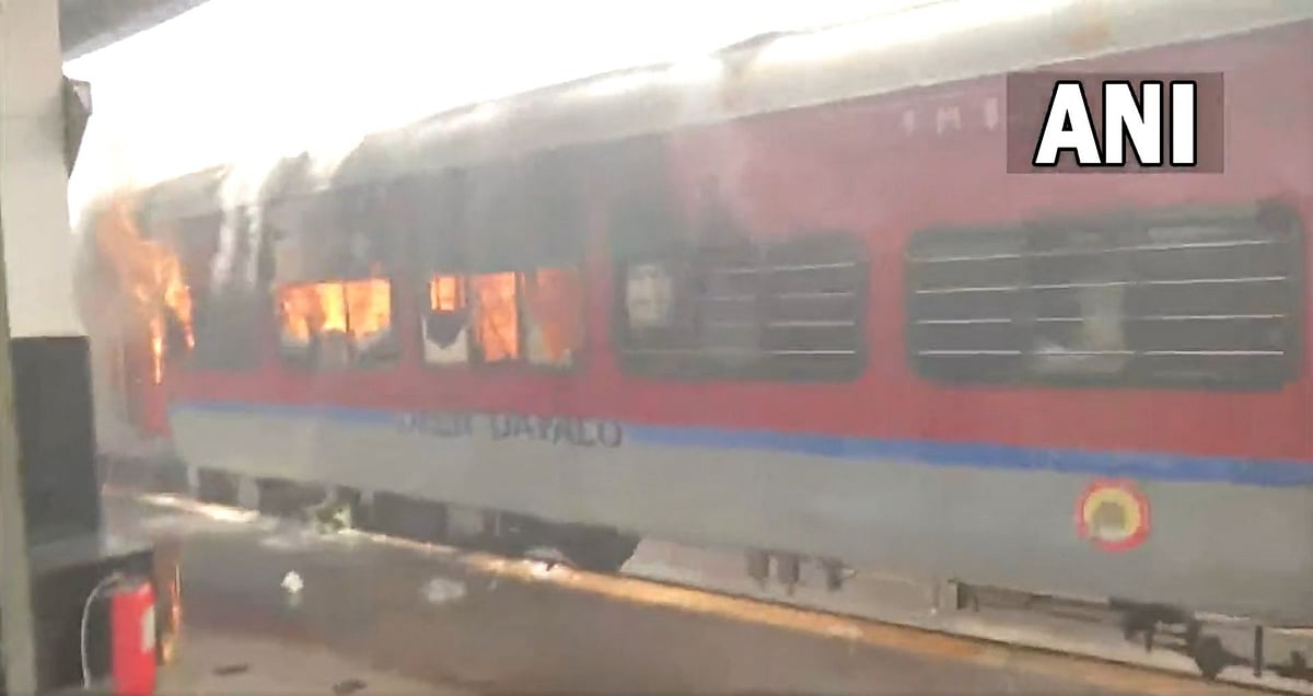 One killed in violence at Secunderabad railway station | Screengrab