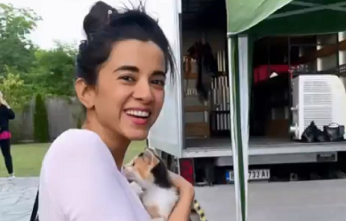 Saba Azad shares adorable photo with her furry friend from 'Minimum' sets