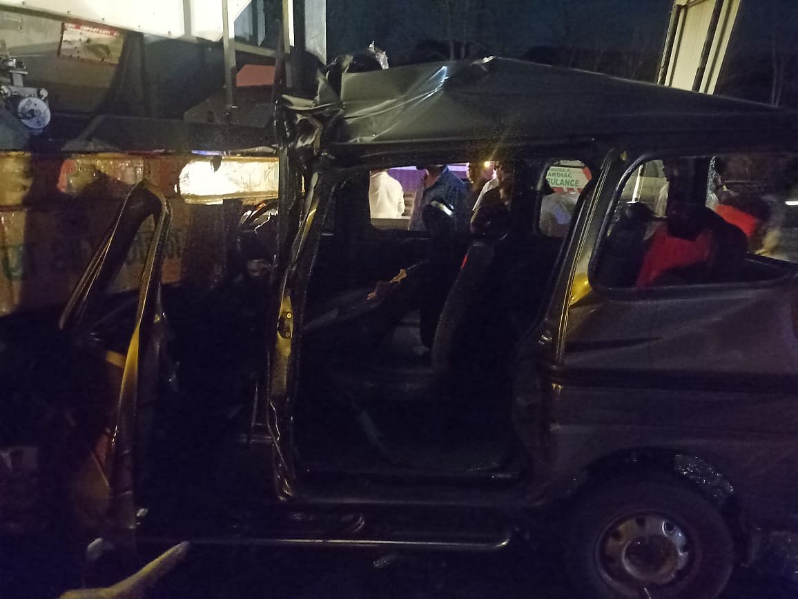 One dead, five injured after car hits gas tanker on Mumbai-Pune Expressway