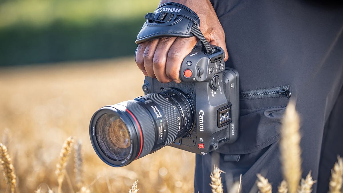 Naresh Gupta: Why DSLRs thrive in spite of high-end mobile phones