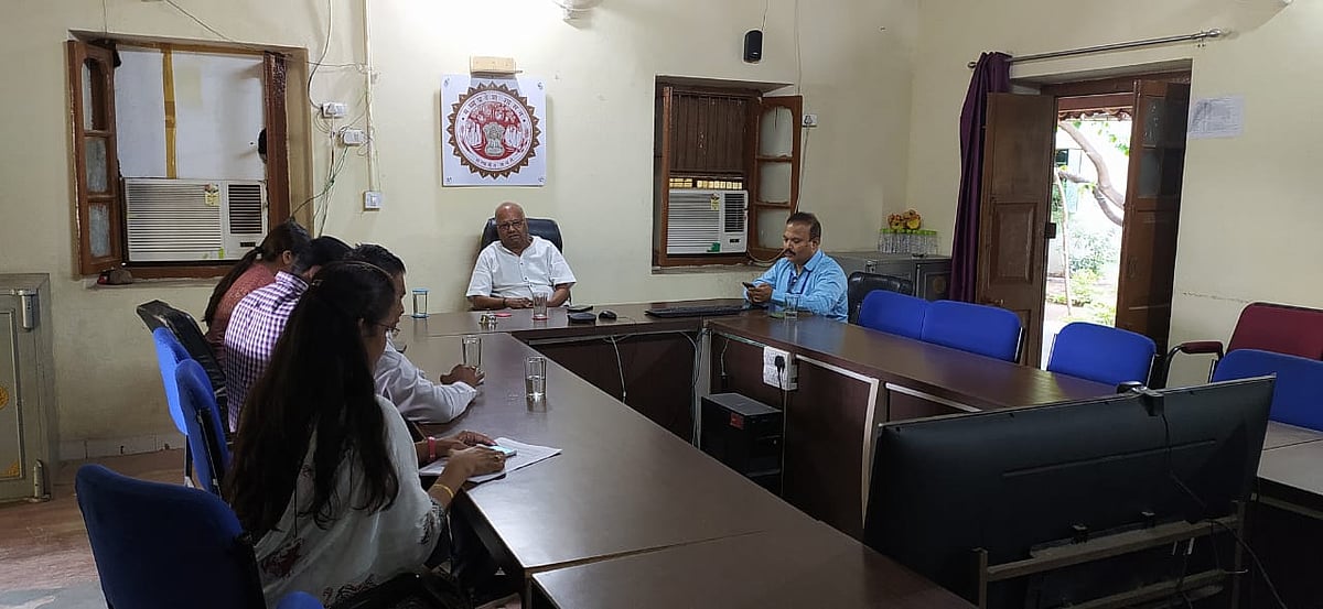 Sendhwa: Poll observer meets officials to review election preparations