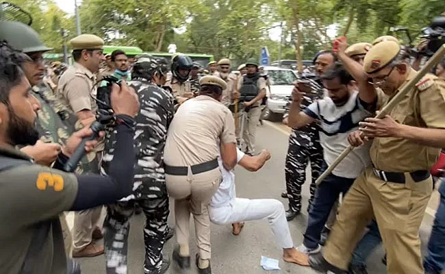 Watch Video: Congress leader KC Venugopal manhandled by Delhi Police during 'Satyagrah' march | Video Screengrab