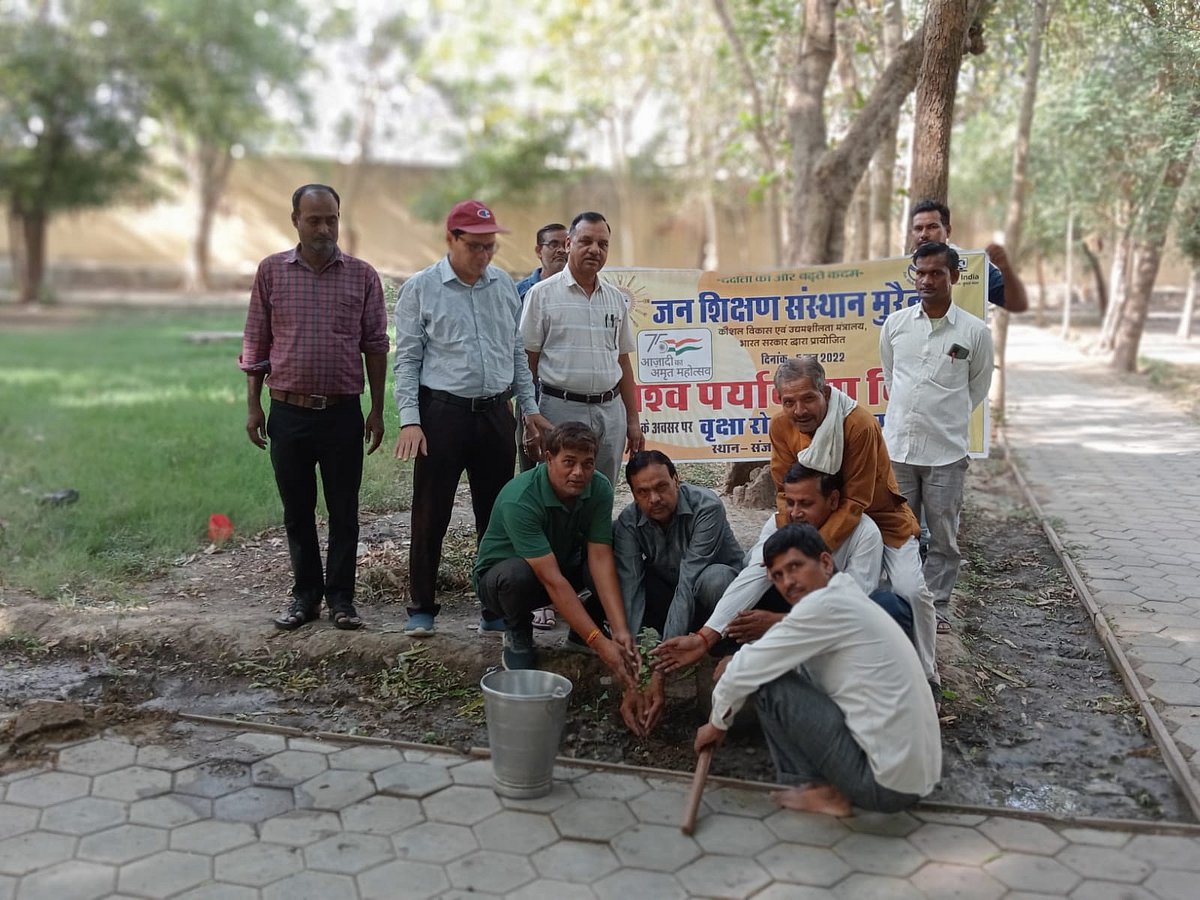 Morena: Jan Shikshan Sansthan plant saplings on World Environment Day