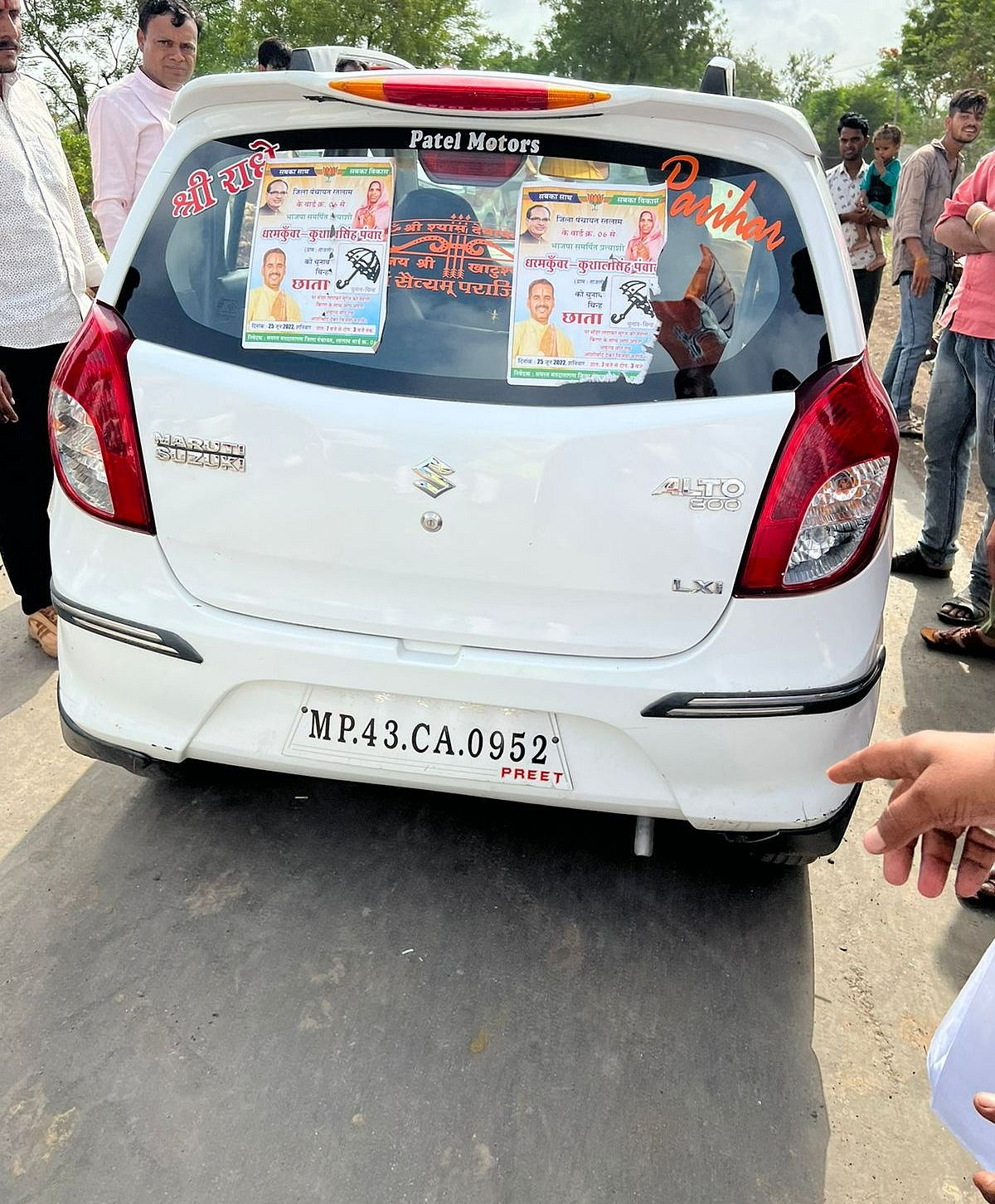 Alot: BJP leader escapes unhurt in attack on campaign vehicle