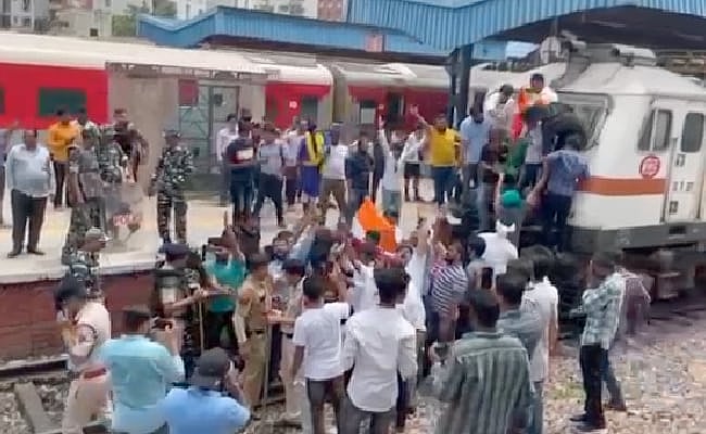 Agnipath protests: Delhi Youth Congress members block train near Connaught Place; several detained