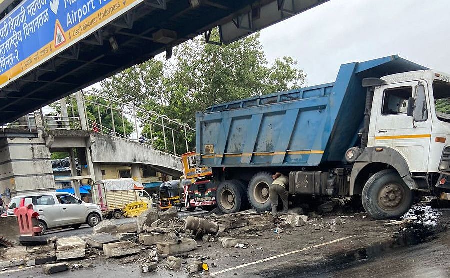 Mumbai: Heavy traffic on WEH after truck rams into divider in Andheri