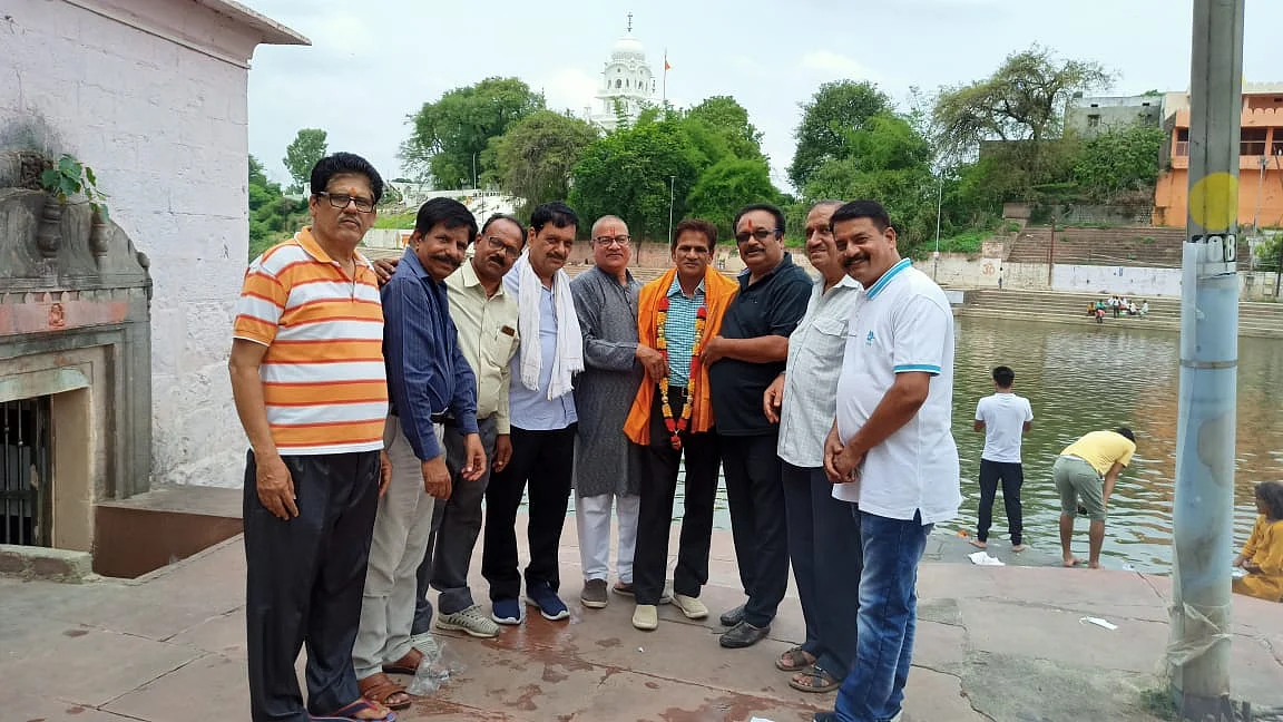 MP player Parth Sahniís father and former Ranji player Mukesh Sahni honoured by members of Nagar Brahmin Samaj in Ujjain on Monday. FP PHOTO | 