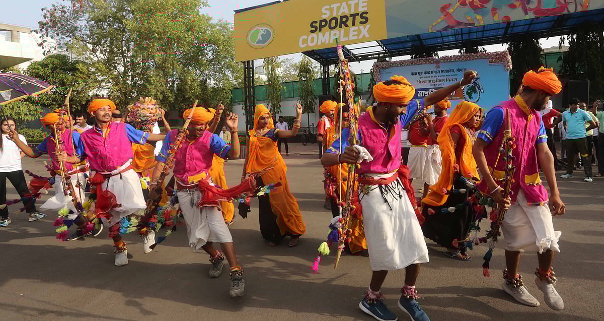 Tribal artists from Dhar district of the state presented traditional dance Bhagoria during the cycle rally