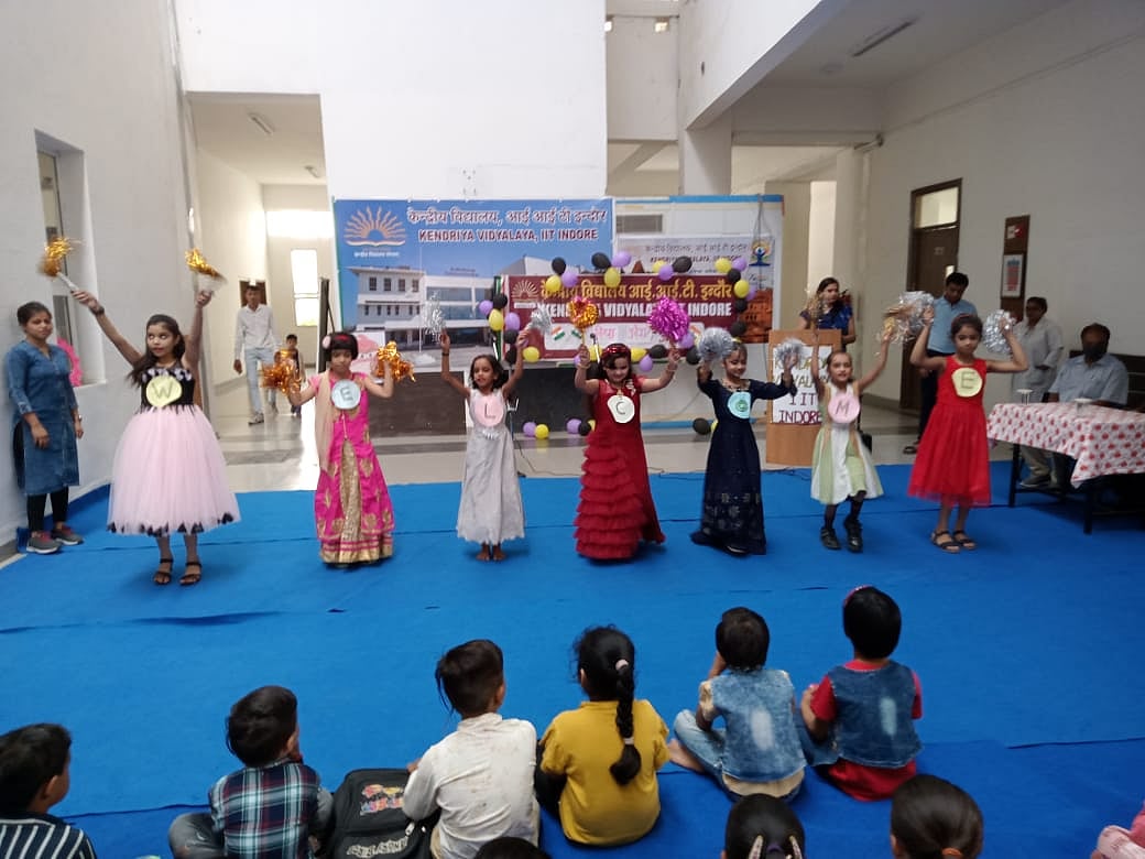 Mhow: Primary students present cultural programmes