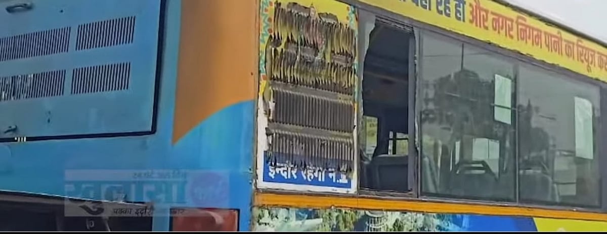 Indore: Passengers smash I-Bus
windows after fire hoax