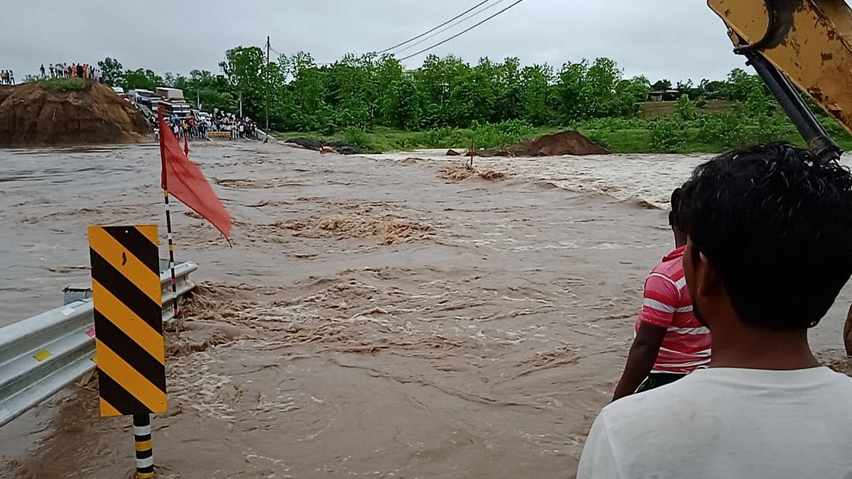 Narmadapuram national highway closed due to heavy rains