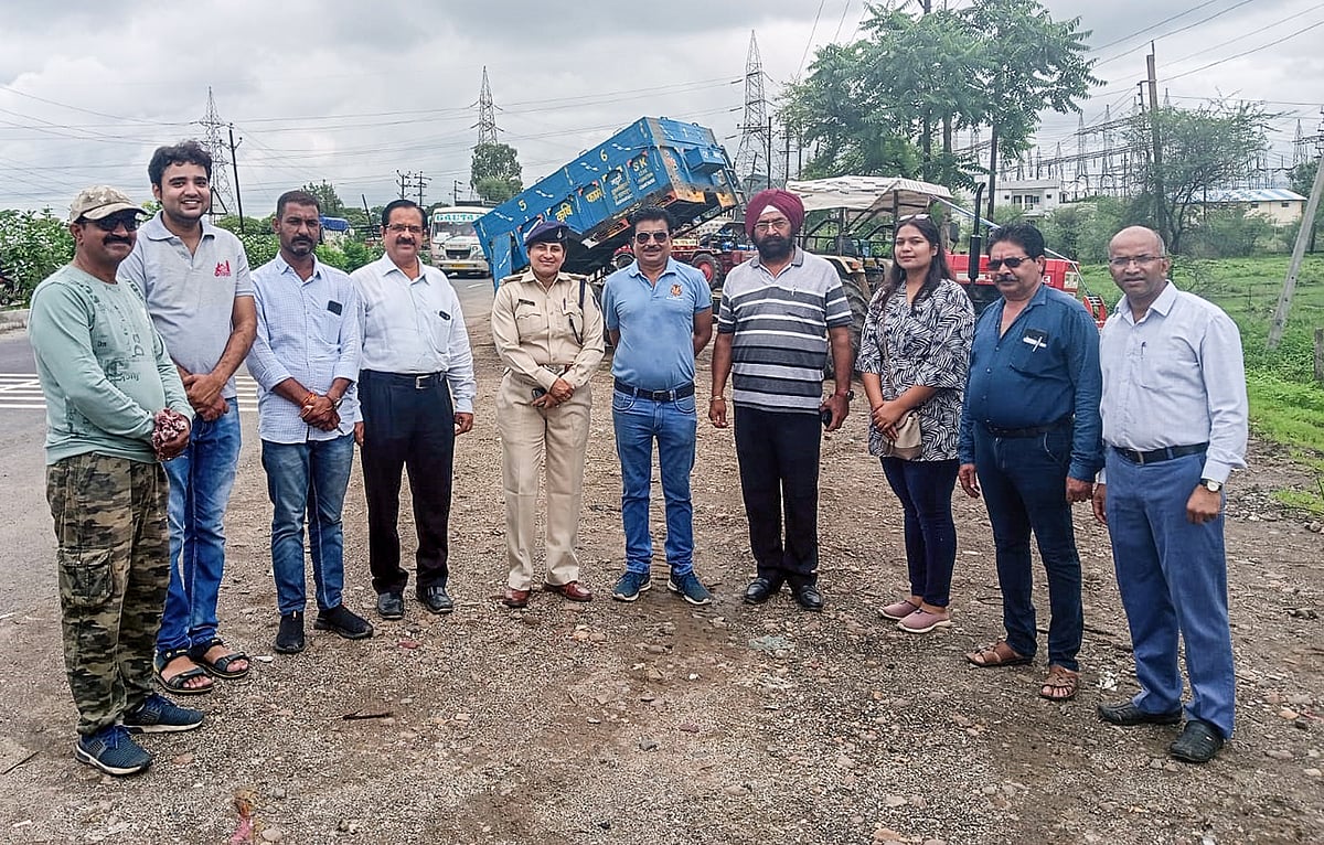 Dewas: Radium reflectors put on vehicles by Rotary members; Campaign to curb accidents
