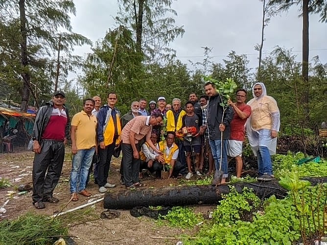 Mumbai: Kelve Environment Conservation Board and Lions Club jointly start tree-planting campaign in beach area