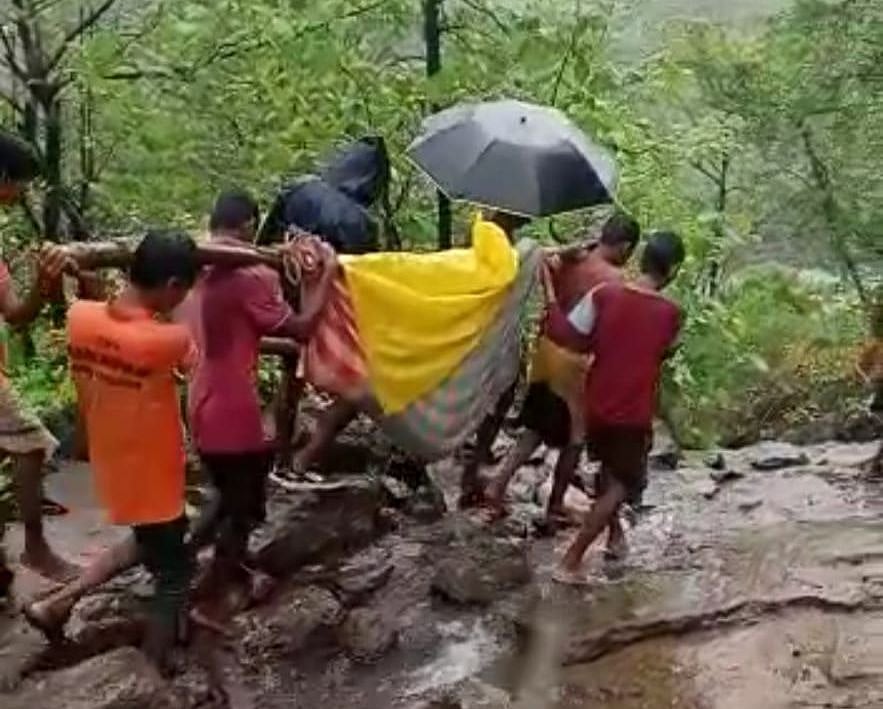 Maharashtra: Locals carry patients 4 km in makeshift palanquins as no roads for ambulance to reach village