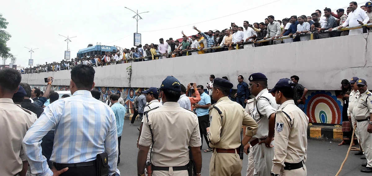 Workers of BJP and Congress shouting slogan during Zila Panchayat elections on Friday.