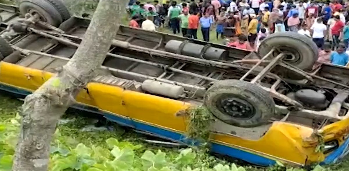 West Bengal: 30 students injured as school bus falls into ditch in Malda | Twitter