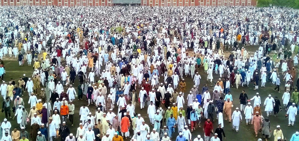 The devotees included men and children wearing Kurta-Pyjamas, sherwanis, jackets,coats and caps in various colours.