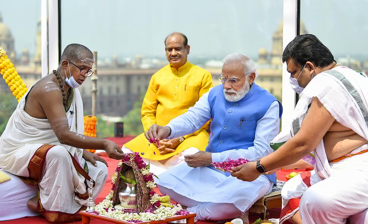 New Delhi: Prime Minister Narendra Modi and Lok Sabha Speaker Om Birla during the unveiling ceremony of a bronze National Emblem at new Parliament Building, in New Delhi. 