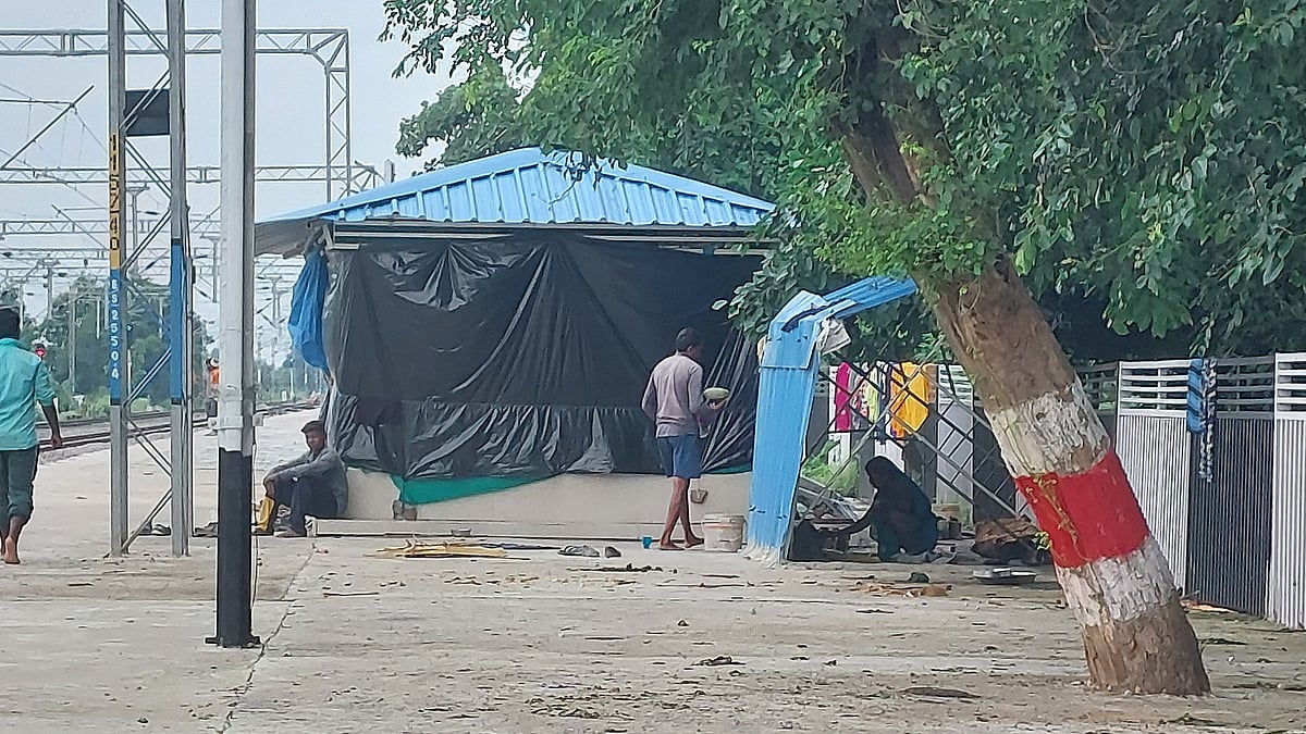 Satna: Passengers upset over encroachment of waiting area at railway station