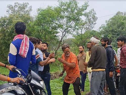 Mandsaur: Tea selling couple manhandle deputy collector, admin razes their tea-stall