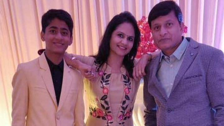 Viral Chhaperwal (L)