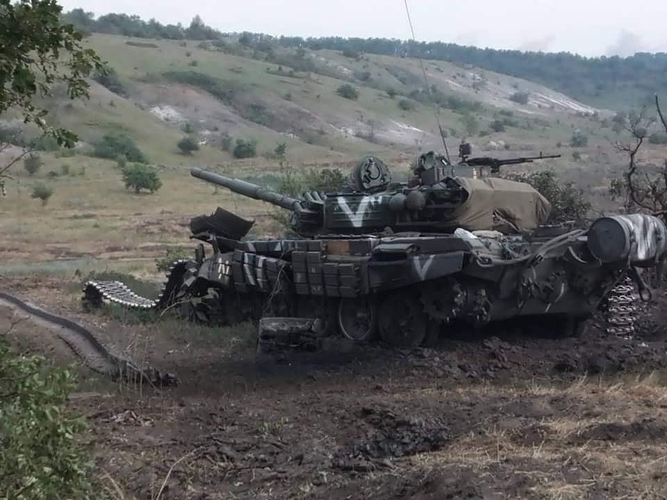 A destroyed Russian tank | Twitter/RALee85