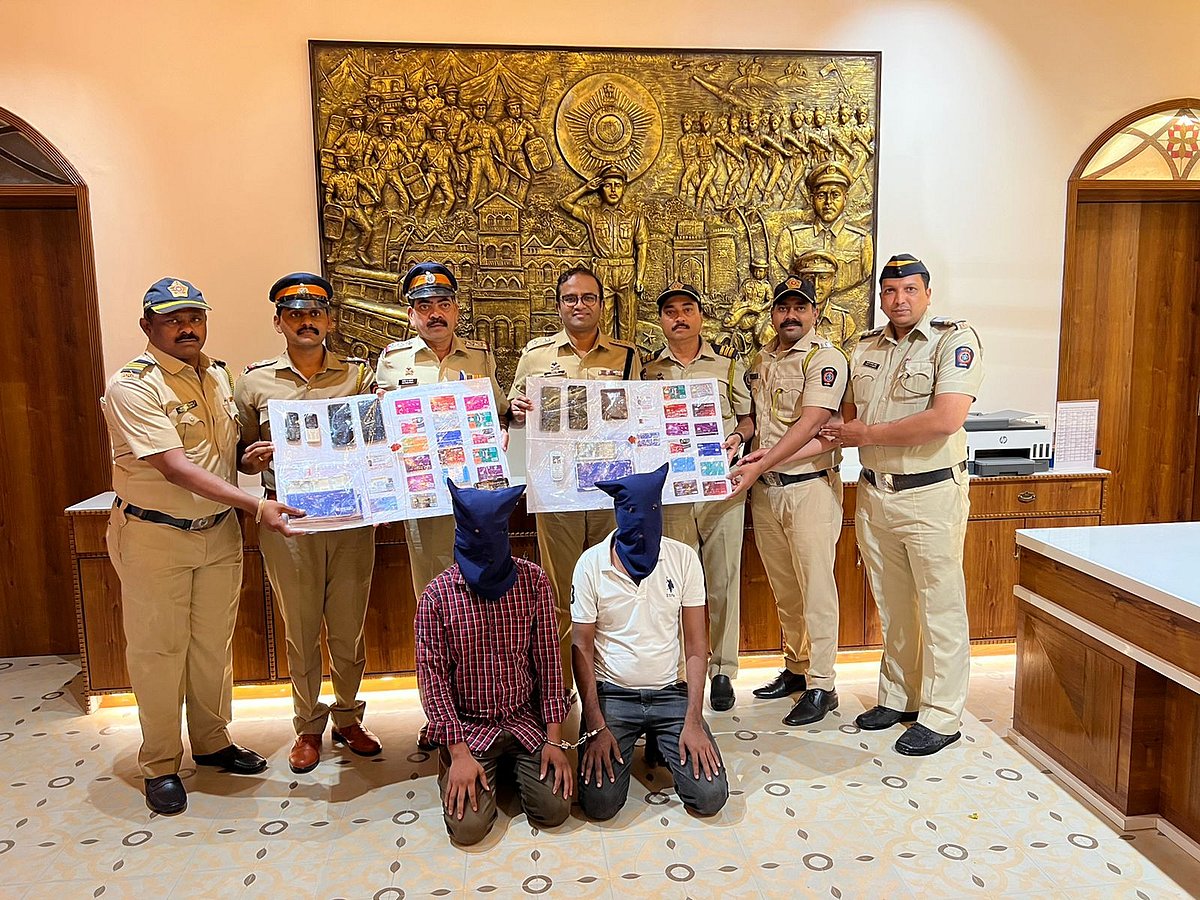 DCP Manjunath Singe, Zone IX, Sr PI Manohar Dhanawade, Oshiwara police station and the investigating team with two of the three accused - Jameel Ansari and Nemulhaq Ansari - and the seized evidence.  | 