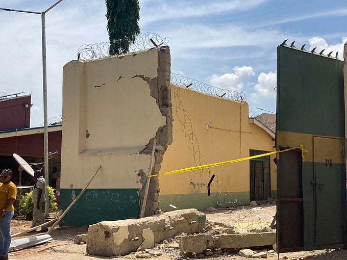 Nigeria: At least 600 inmates escape after Jihadis attack Kuje prison in capital city Abuja 